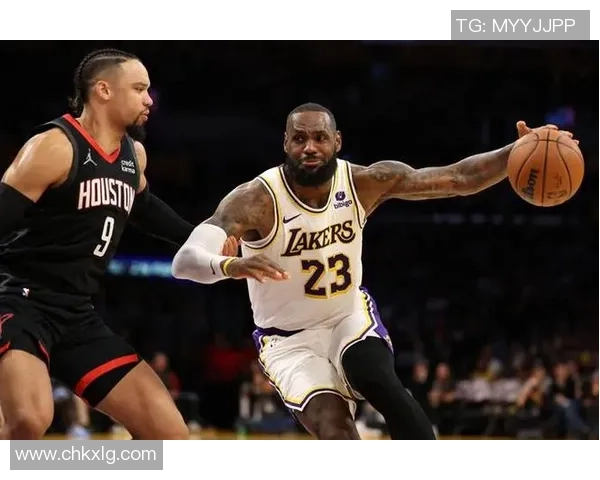 2013年湖人与火箭对决回顾：经典比赛瞬间与球星表现分析